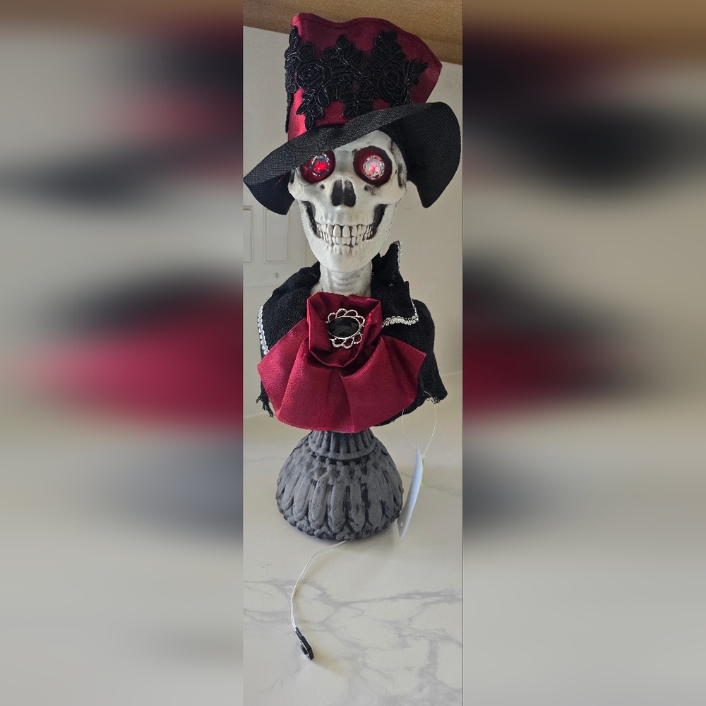 Halloween Talking Skull LED Light Up Eyes Tabletop Decoration Battery NWT